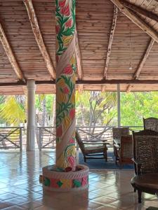 una columna con una pintura colorida en un pabellón en Mkuu House, en Malindi