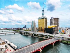 most nad rzeką w mieście z budynkami w obiekcie MIMARU Tokyo Asakusa Station w Tokio