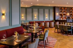 um restaurante com mesas e cadeiras e um bar em Hotel Killarney em Killarney