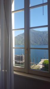 uma janela com vista para uma massa de água em Hotel Cannobio em Cannobio