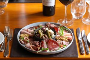 um prato de comida numa mesa com uma garrafa de vinho em Killeen House Hotel em Killarney