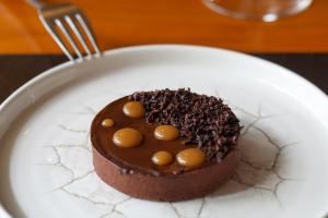 uma sobremesa de chocolate num prato branco com um garfo em Killeen House Hotel em Killarney