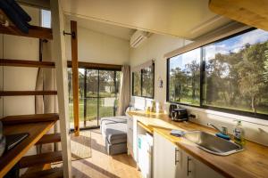 Dapur atau dapur kecil di Tiny House Farmstay at Dreams Alpaca Farm - A Windeyer Outback Experience