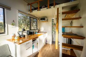 Dapur atau dapur kecil di Tiny House Farmstay at Dreams Alpaca Farm - A Windeyer Outback Experience