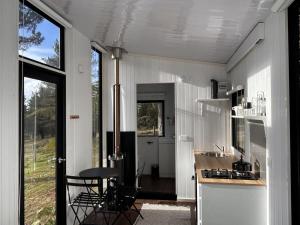 Aroha Tiny House by Tiny Away廚房或簡易廚房