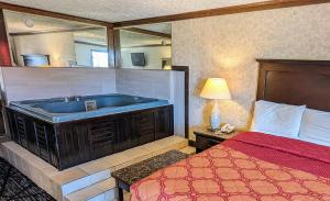 Кровать или кровати в номере Edelweiss Inn New Braunfels