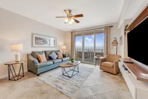 sala de estar con sofá y TV de pantalla plana en 13th Floor 1 BR Condo- private balcony- Ocean Walk, en Daytona Beach