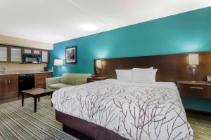 a hotel room with a bed and a kitchen at Best Western Plus Knoxville Cedar Bluff in Knoxville