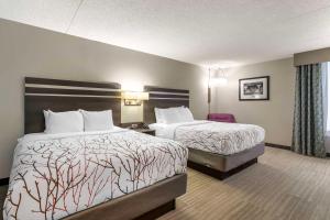 a hotel room with two beds and a chair at Best Western Plus Knoxville Cedar Bluff in Knoxville