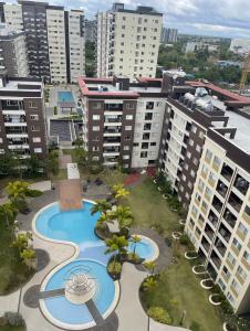 een luchtzicht op een resort met een zwembad en gebouwen bij Iloilo Travellers Zen Zone in Iloilo City