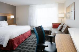 Gulta vai gultas numurā naktsmītnē TownePlace Suites by Marriott Kansas City Airport