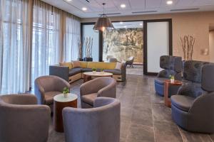 A seating area at Courtyard by Marriott Petoskey at Victories Square