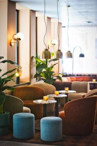 een lobby met banken en tafels en potplanten bij Hotel Birger Jarl in Stockholm