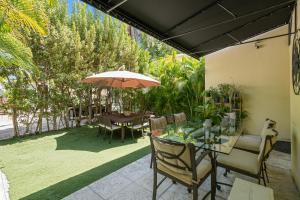 a patio with a table and an umbrella at villa venezia bb in Miami Beach