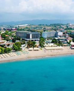 eine Luftansicht auf einen Strand und Gebäude in der Unterkunft SEAPHORIA BEACH HOTEL & Spa - by Mir'Amor-Ultra All Inclusive in Antalya