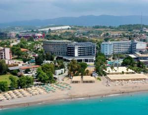 eine Luftansicht auf einen Strand mit Stühlen und Sonnenschirmen in der Unterkunft SEAPHORIA BEACH HOTEL & Spa - by Mir'Amor-Ultra All Inclusive in Antalya