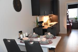 O bucătărie sau chicinetă la New&cozy apartment nr10 close to Vrådal Panorama Ski Resort, Golf course, Hiking, Beaches, Fishing and Lake Views with Free Parking&Pets Allowed