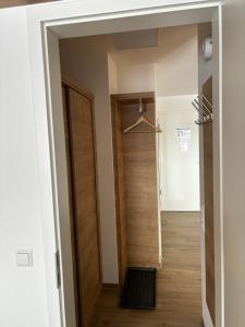 corridoio con armadio e porta di Apartment 207 a Feldberg