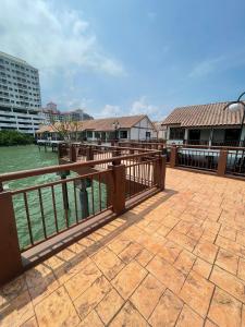 Balkon ili terasa u objektu Private- water chalet port dickson