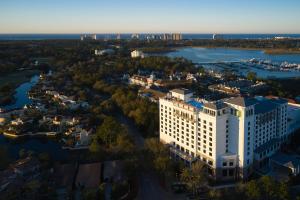 uma vista aérea do trunfo do casino internacional de hotéis em Hotel Effie Sandestin Resort, Autograph Collection em Destin