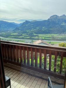 balkon z widokiem na góry w obiekcie Hotel Restaurant Kulm w mieście Triesenberg