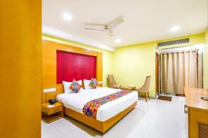 um quarto de hotel com uma cama e uma secretária em FabHotel Prime Mahalaya Residency - Nr The Rajiv Gandhi Memorial & PVR Grand Galada em Chennai