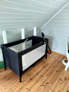 a black and white bed in a room at Anneks i naturskjønne Gitlevåg in Lyngdal