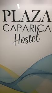 Ein Zeichen für ein arisches Krankenhaus mit einer Welle in der Unterkunft Plaza Caparica Hostel in Costa da Caparica