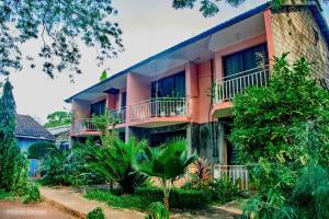 un edificio con un montón de plantas delante de él en PRIMESHADE GUESTHOUSE, en Malindi