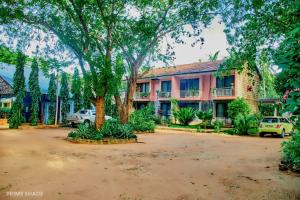 un edificio con coches estacionados frente a él en PRIMESHADE GUESTHOUSE, en Malindi