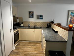 Kuhinja ili čajna kuhinja u objektu Eleven - Oceanside Retreat Busselton