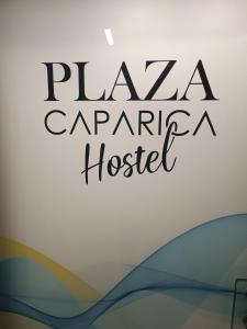 ein Zeichen für ein Pizza-Carnivkrankenhaus in der Unterkunft Plaza Caparica Hostel in Costa da Caparica