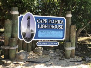 um sinal para uma casa de luz Cape Florida em Habitación luminosa y acogedora. em Hollywood