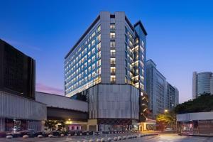 un edificio alto con ventanas en una calle de la ciudad en Hilton Garden Inn Chengdu Chunxi Road Center, en Chengdú