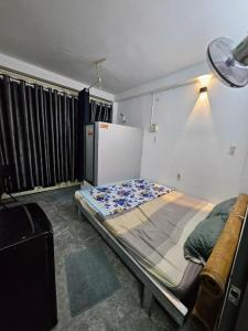 a bedroom with a bed in a room at Homestay 26 Nguyễn Văn Lạc in Ho Chi Minh City