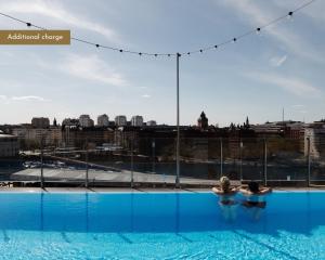 Swimming pool sa o malapit sa Clarion Hotel Sign