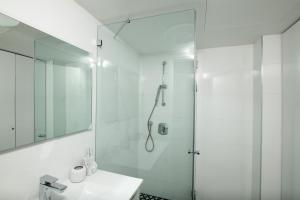 Bathroom sa סיסייד אילת חדר עם נוף לים - Seaside Eilat Room With Sea View