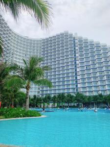 Piscina de la sau aproape de The Sea View Cam Ranh Beach Resort