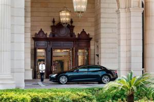 ein schwarzes Auto, das vor einem Gebäude parkt in der Unterkunft The Ritz-Carlton Jeddah in Dschidda