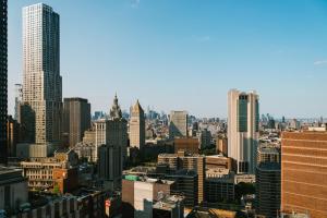 vista su uno skyline della città con edifici alti di Sonder at One Platt a New York