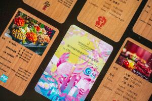 een tafel met twee menu's met eten erop bij InterContinental Guangzhou Exhibition Center, an IHG Hotel - Free shuttle between hotel and Exhibition Center during Canton Fair & Exhibitor registration Counter in Guangzhou