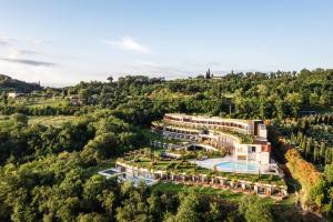 - une vue aérienne sur un complexe avec une piscine et des arbres dans l'établissement A-ROSA Gardasee, à Salò