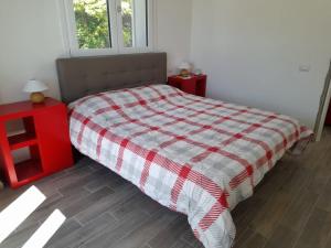 - une chambre avec un lit avec une armoire rouge et 2 fenêtres dans l'établissement Appartamenti Luna - Stresa, à Stresa