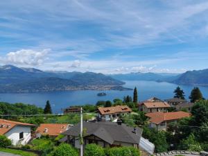 une ville sur une colline avec vue sur un lac dans l'établissement Appartamenti Luna - Stresa, à Stresa