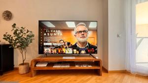 レルマにあるExclusive Lerma - Smart TV de 75", Netflix y Parking Gratisのリビングルーム(薄型テレビ付)