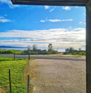 une route vide avec vue sur l'océan dans l'établissement Beachfront escape, à Collingwood