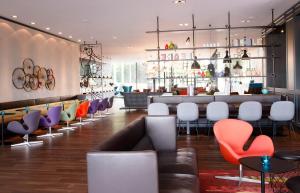 Seating area sa Motel One Amsterdam