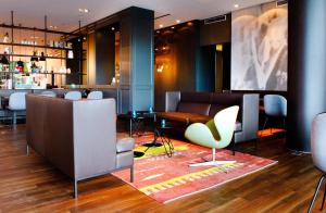 Seating area sa Motel One Amsterdam