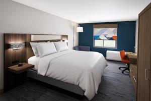 Кровать или кровати в номере Holiday Inn Express & Suites Austin Airport East, an IHG Hotel