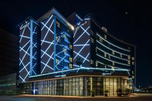 ドバイにあるCourtyard by Marriott World Trade Centre, Dubaiの夜間照明付きの大きな建物